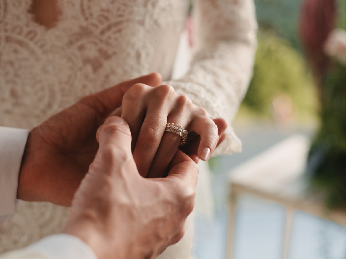 Namen ändern bei der Hochzeit: Was es über Eure Beziehung aussagt!