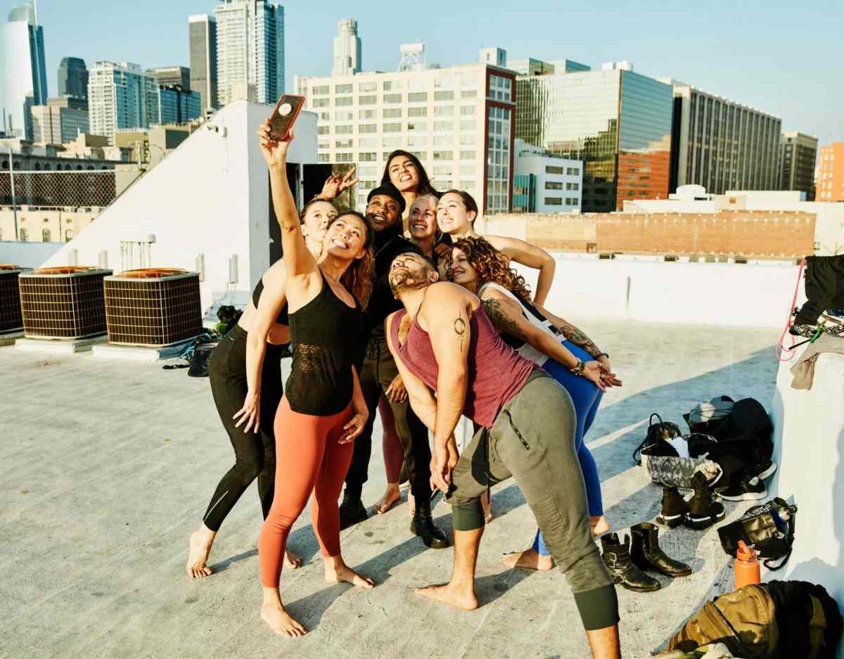 instagram effekt gruppenselfie freunde dachterrasse