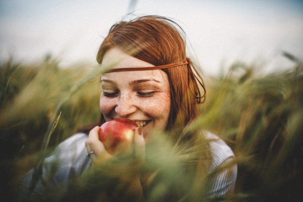 Apfelessig Frau mit Apfel