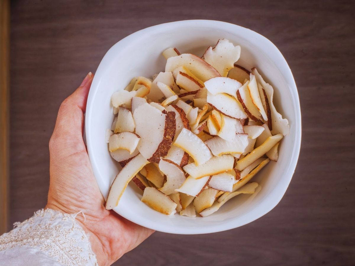 Schale mit gesunden Kokoschips