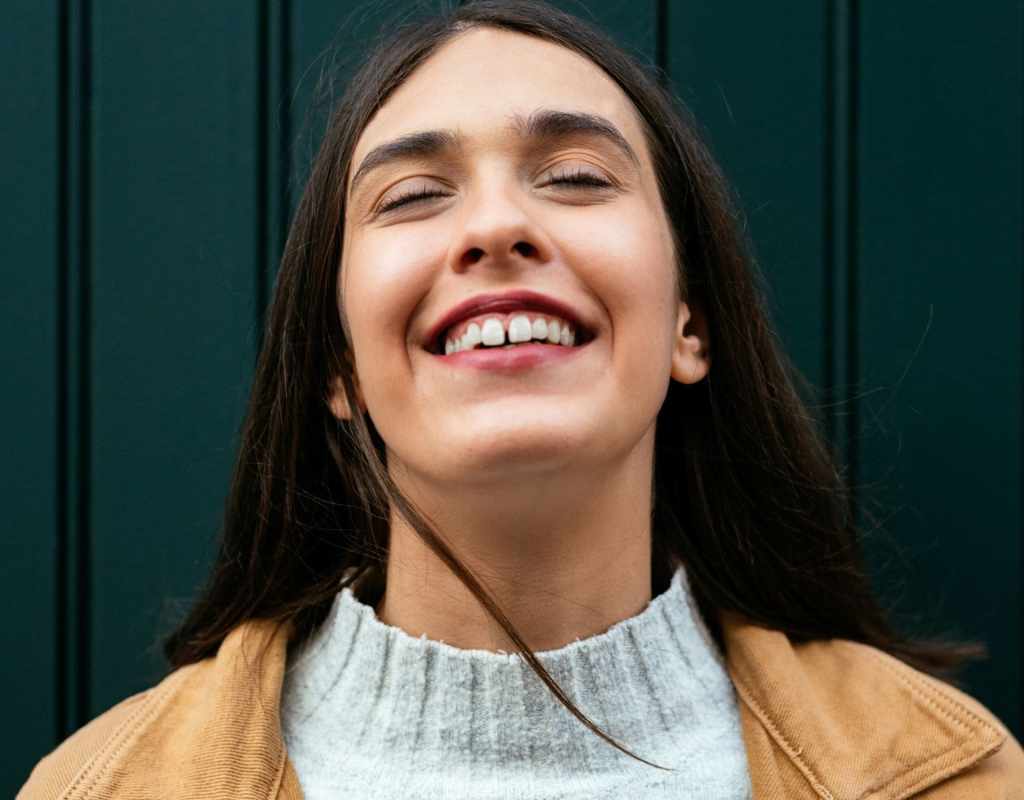 frau l&auml;cheln zahnl&uuml;cke gesicht grinsensonnenstrahl