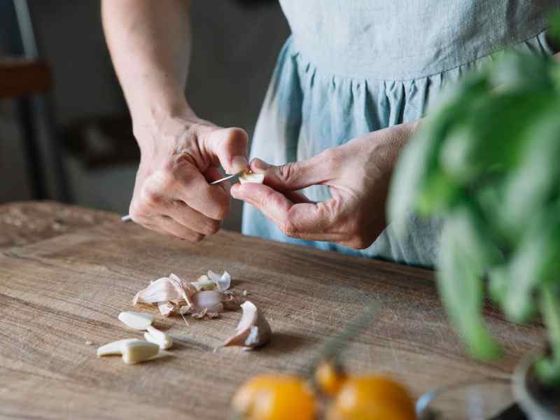 knoblauch kochen schneiden küche frau hände