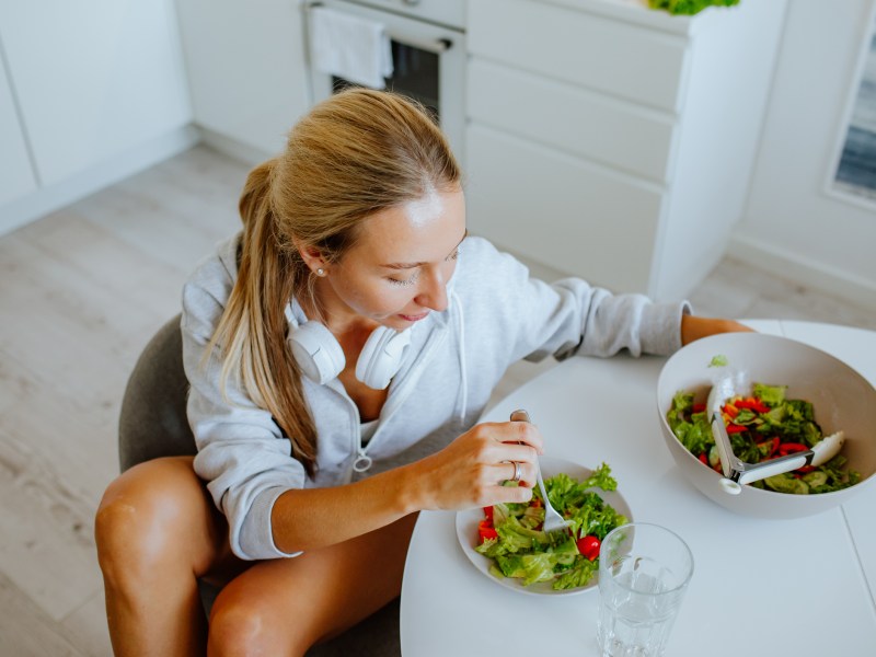 Frau Salat essen Küche