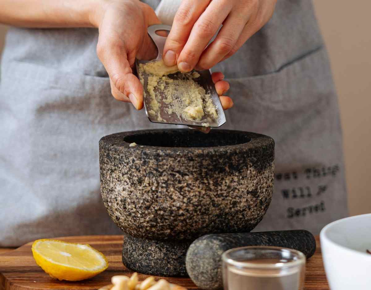 ingwer essen kochen zubereiten hände zitrone