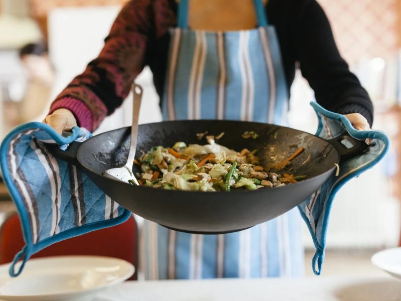 kochen frau pfanne gemüse lecker essen schütze zu hause küche