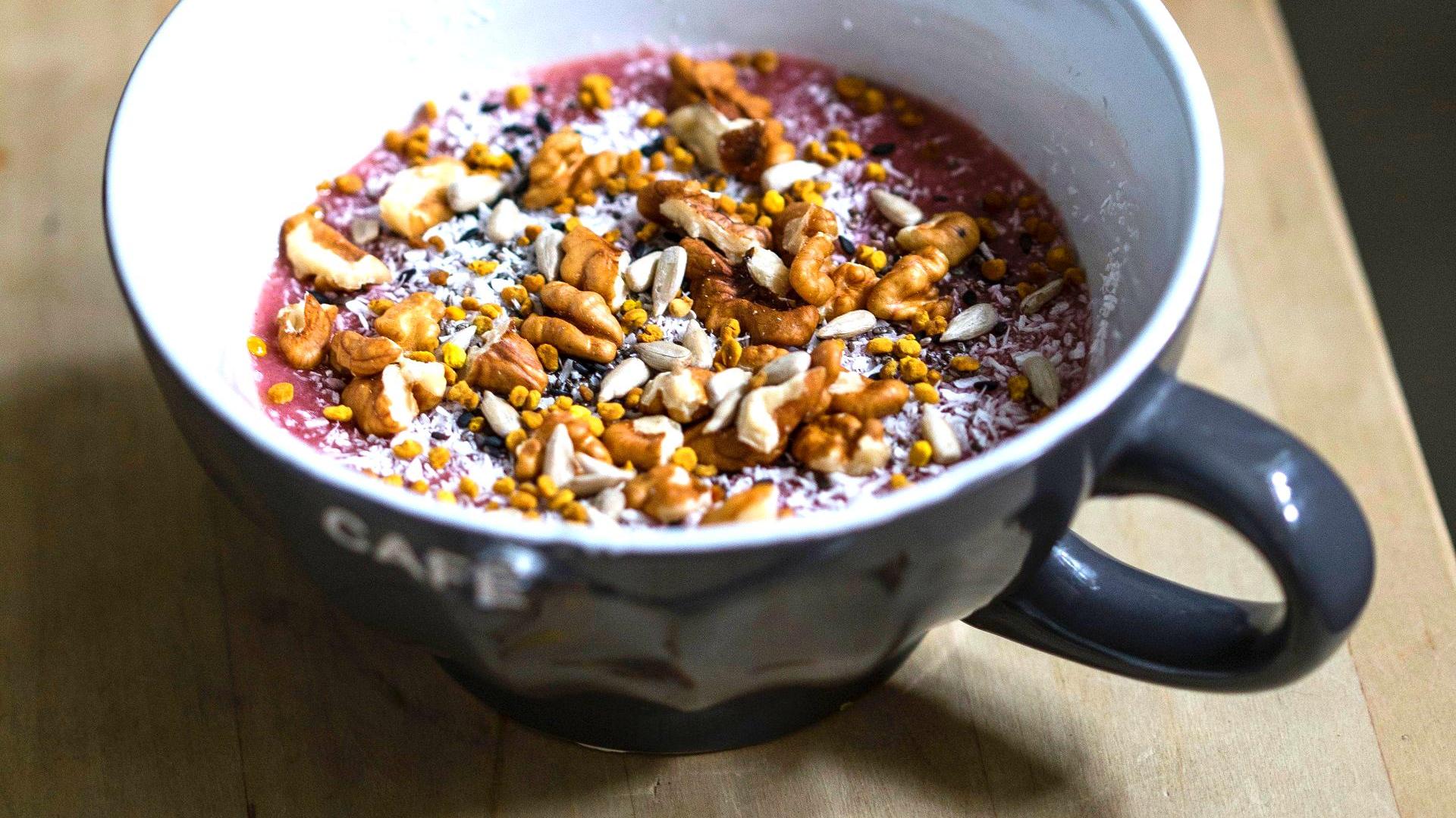 Müsli mit Nüssen und Beeren