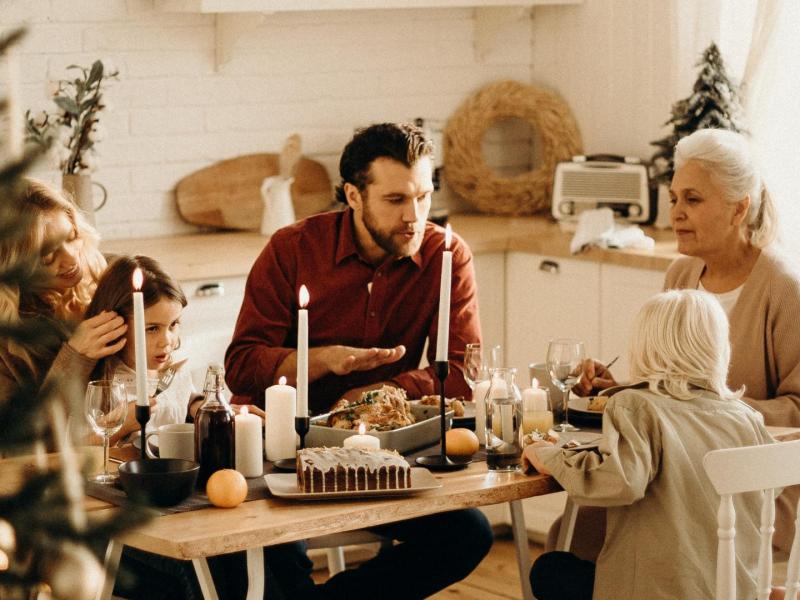 Familie an Weihnachtstafel