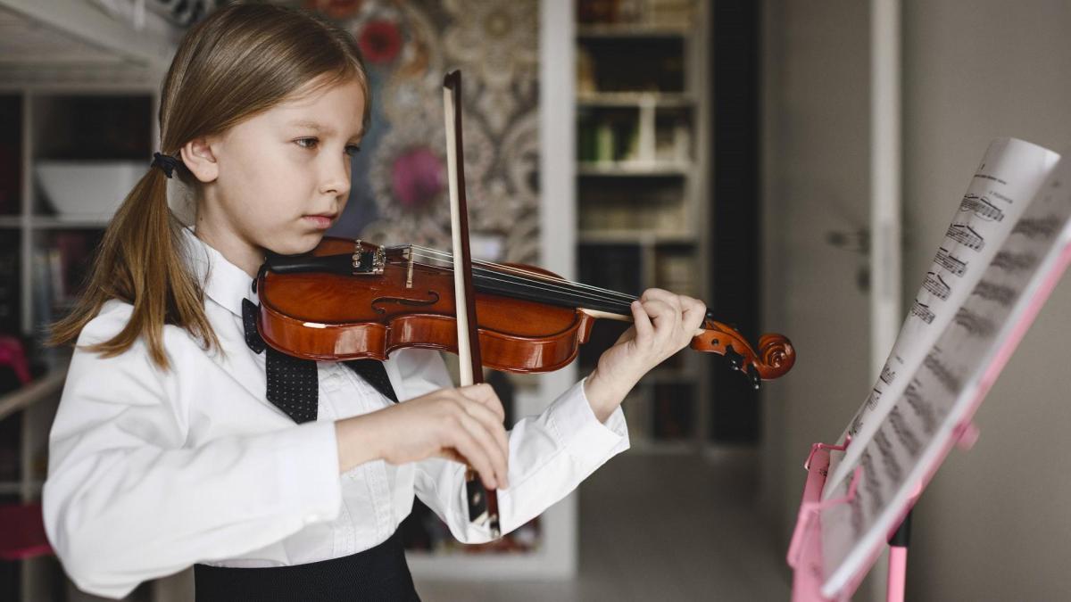 Kind spielt ein Musikinstrument