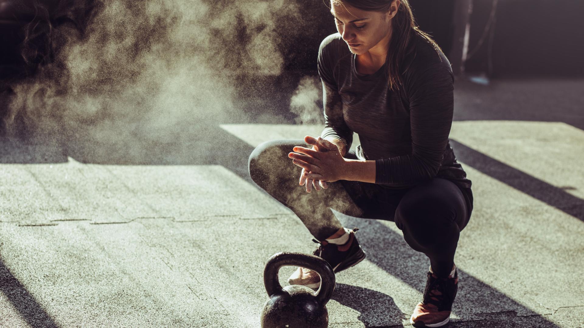 Junge fitte Frau trainiert mit einem Kettleball