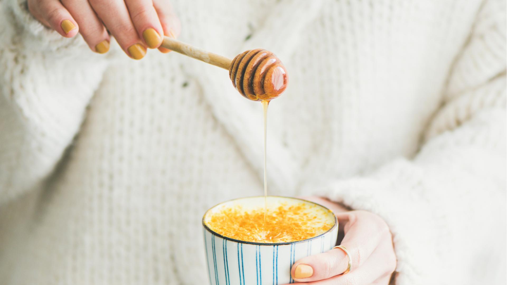 Heiße Milch mit Honig