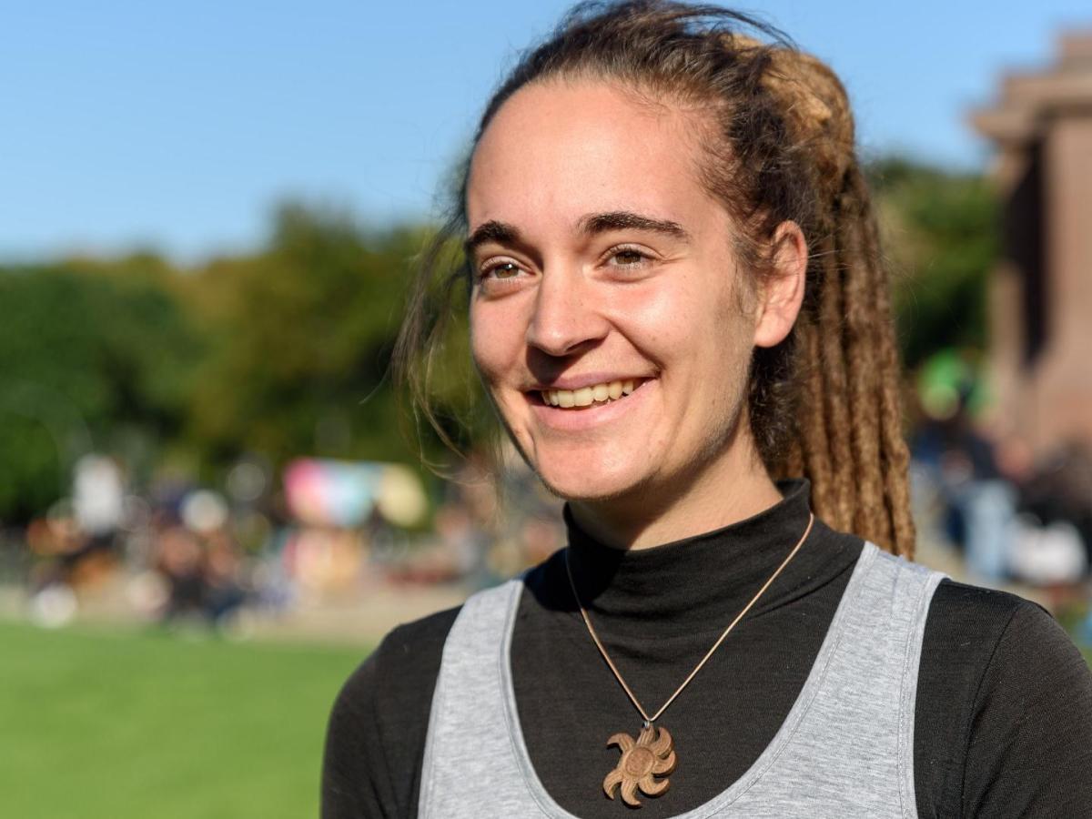 Carola Rackete vor ihrer Rede vor der Aktivistengruppe Extinction Rebellion