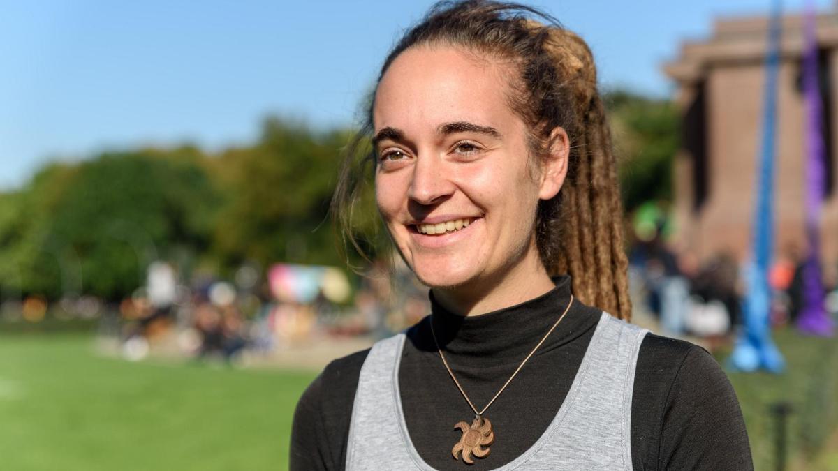 Carola Rackete vor ihrer Rede vor der Aktivistengruppe Extinction Rebellion