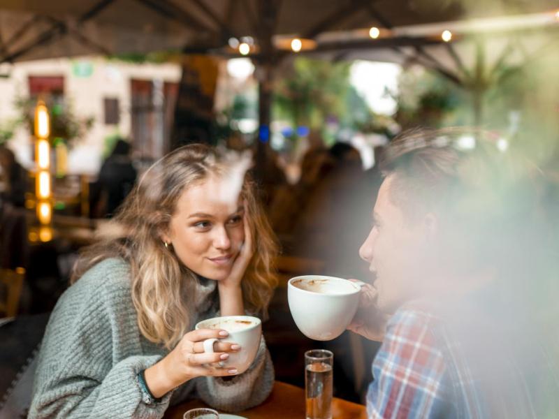 Date Café pärchen mann und frau