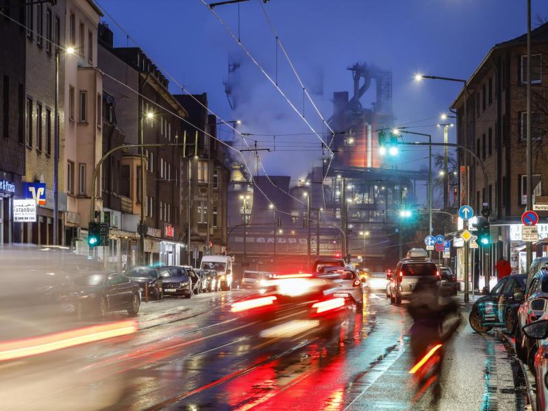 Duisburg, Ruhrgebiet,  stadt abend autos