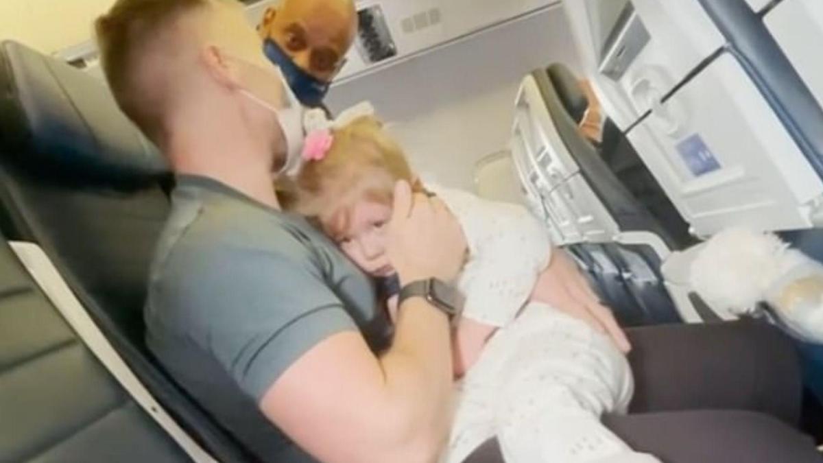 Familie aus Flieger geschmissen