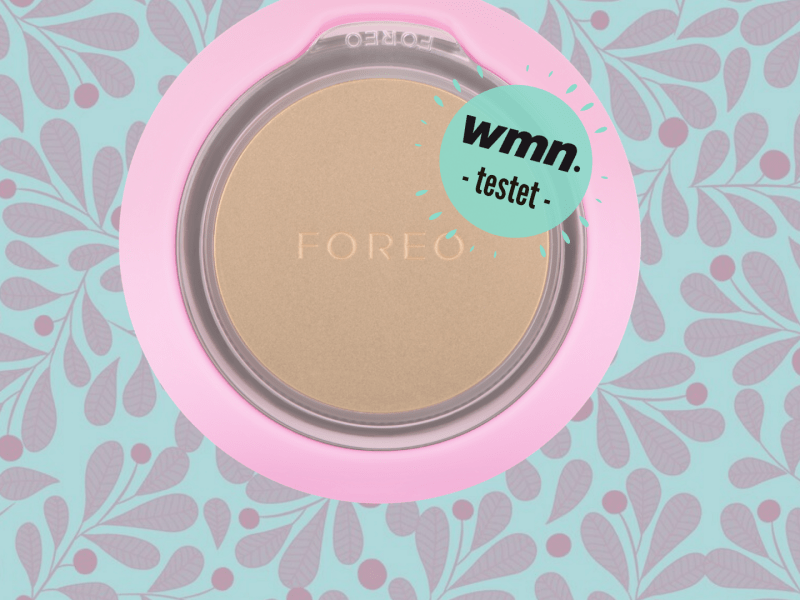 Foreo UFO mit floralem Hintergrund