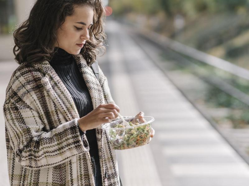 Frau Essen Bahnhof Salat