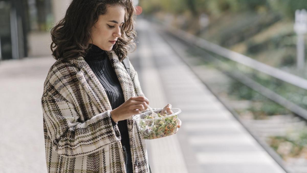 Frau Essen Bahnhof Salat