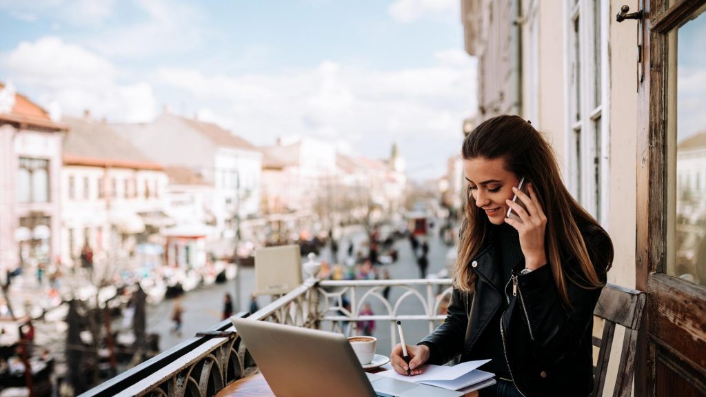 Frau Laptop Balkon