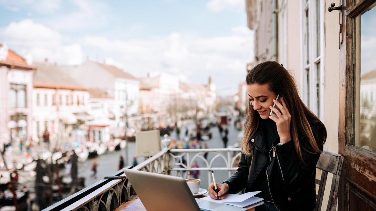 Frau Laptop Balkon