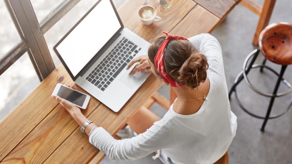 Frau, Lernen,  Laptop richtig bewerben