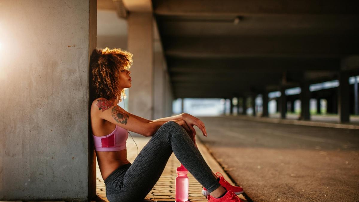 Frau Sport Müde Sitzen