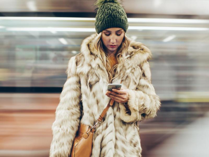 Frau Telefon Bahnfahren