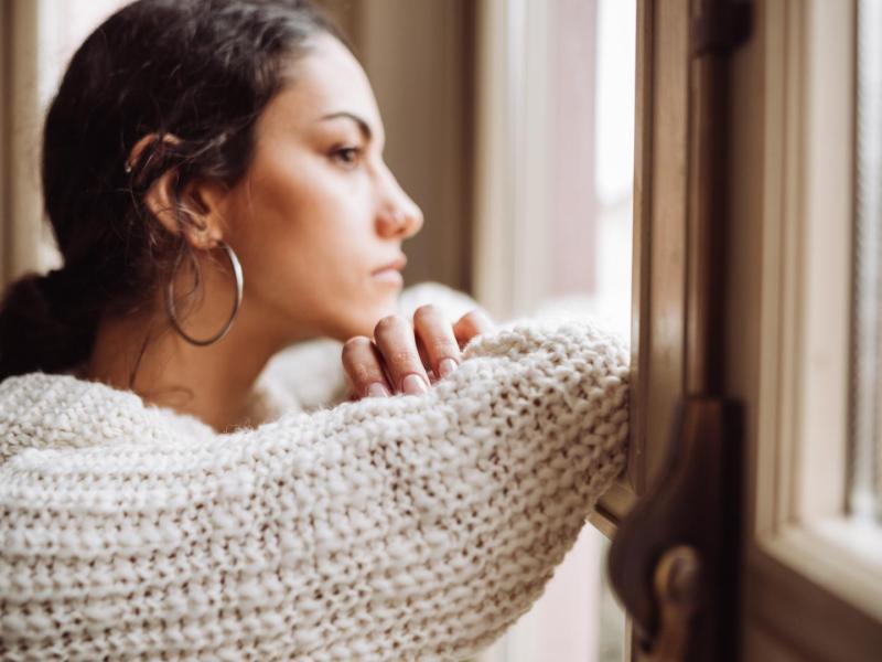 Frau melancholisch am Fenster