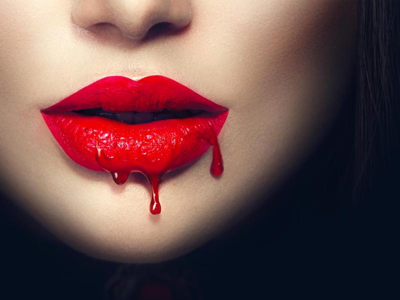 Frau mit roten Lippen aus Blut