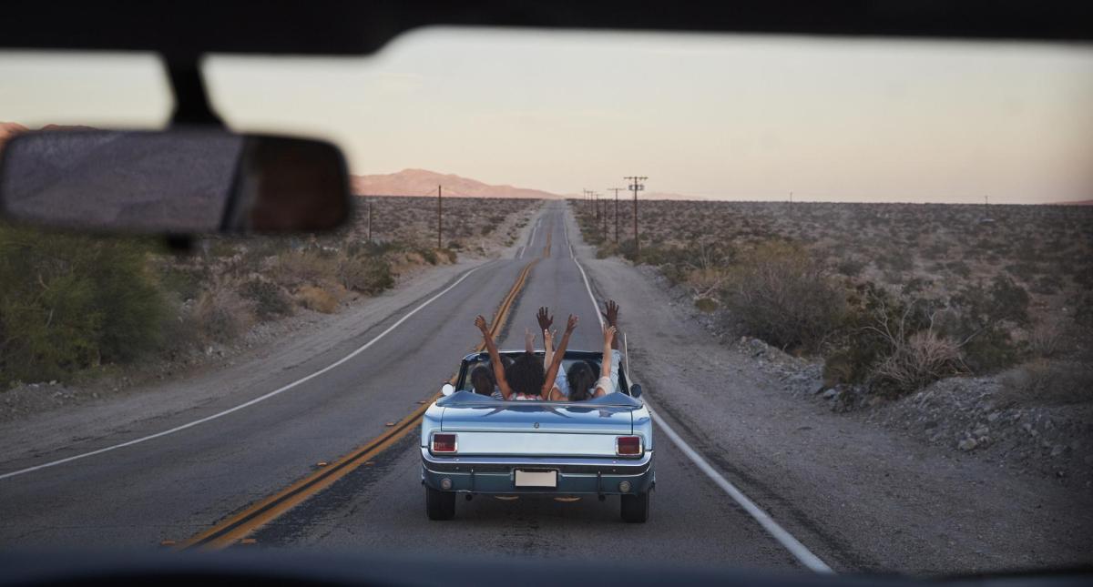 Gruppe von Freunden auf einem Roadtrip im Auto