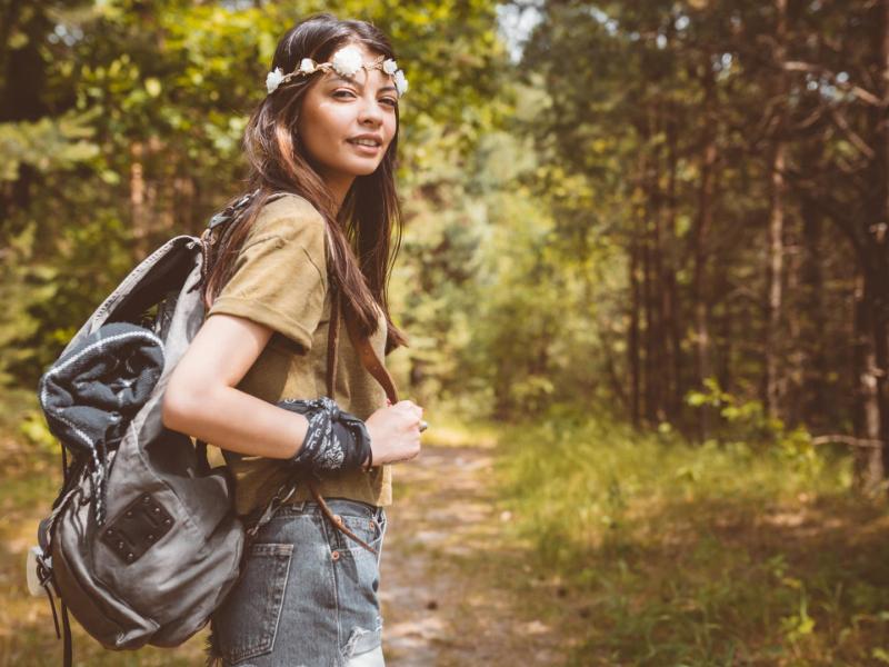 Junge Frau wandert durch den Wald