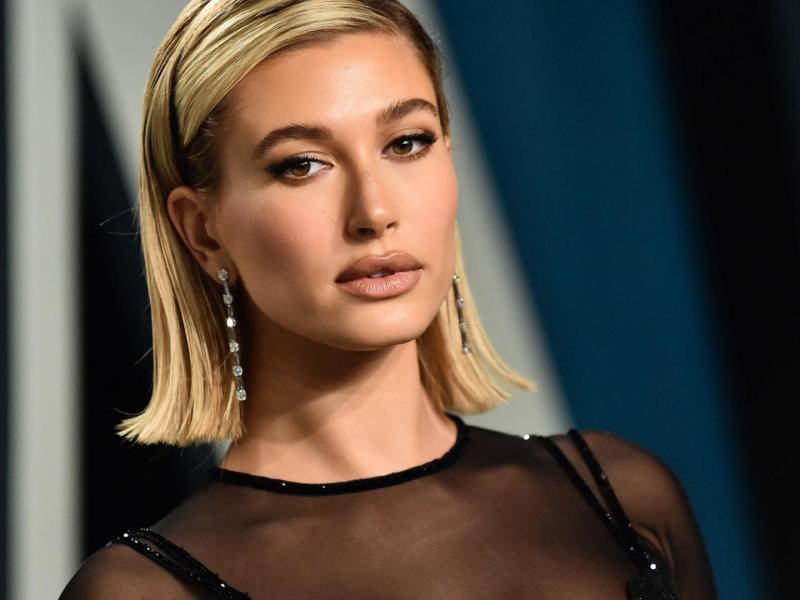 Model Hailey Bieber bei der Vanity Fair Party mit glatten blonden Haaren im schwarzen Abendkleid