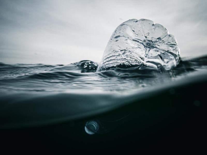 Plastikflasche schwimt im Meer