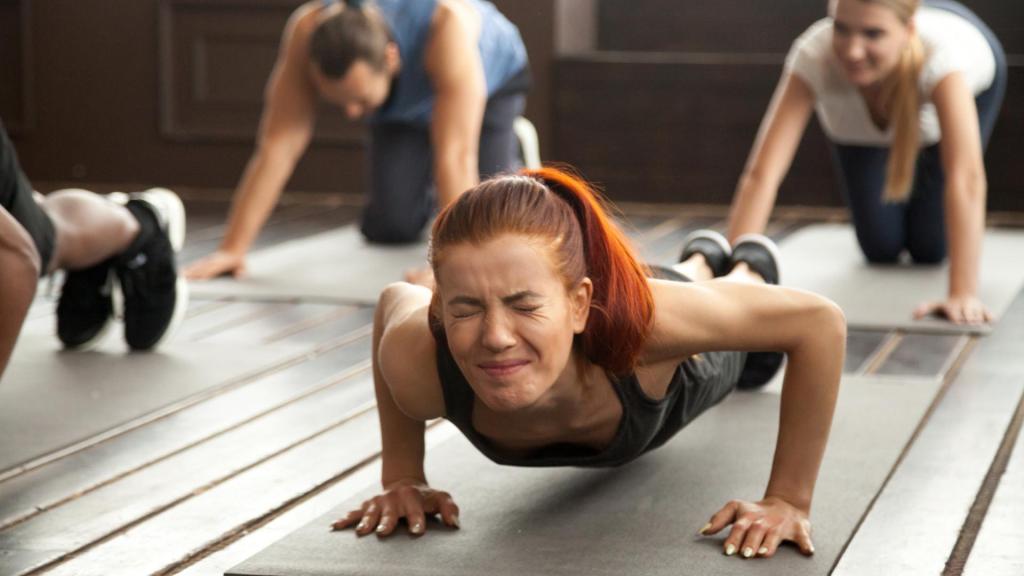 Frau macht anstrengende Burpees