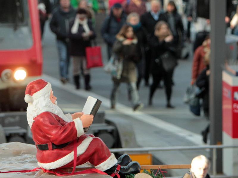 Weihnachten weihnachtsmann straße menschen laufen