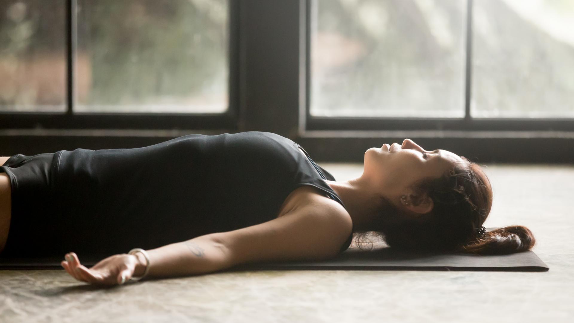 Yoga frau liegen boden