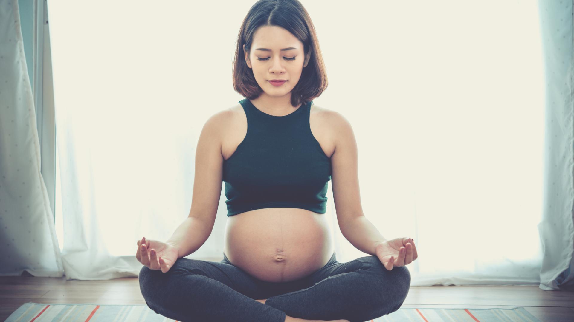 schwangere Frau beim Yoga