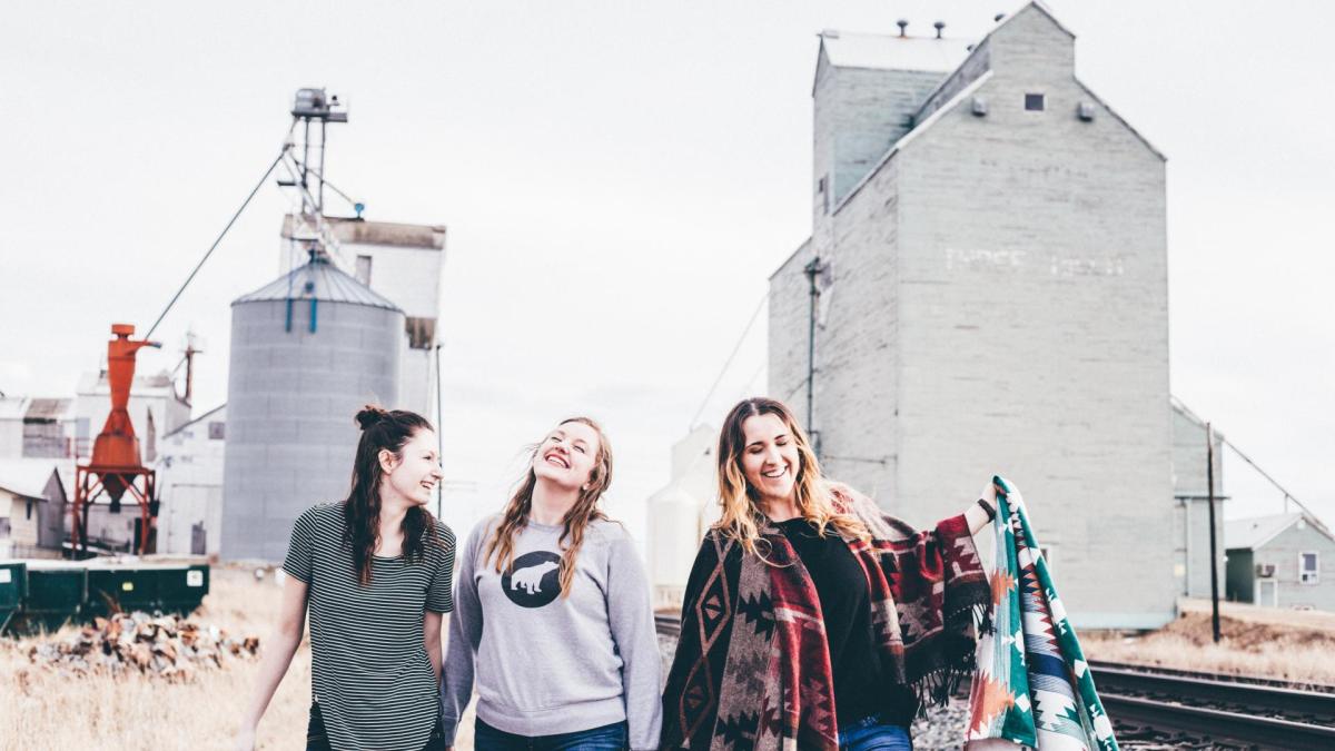 drei frauen bahnschienen lachen freundinnen