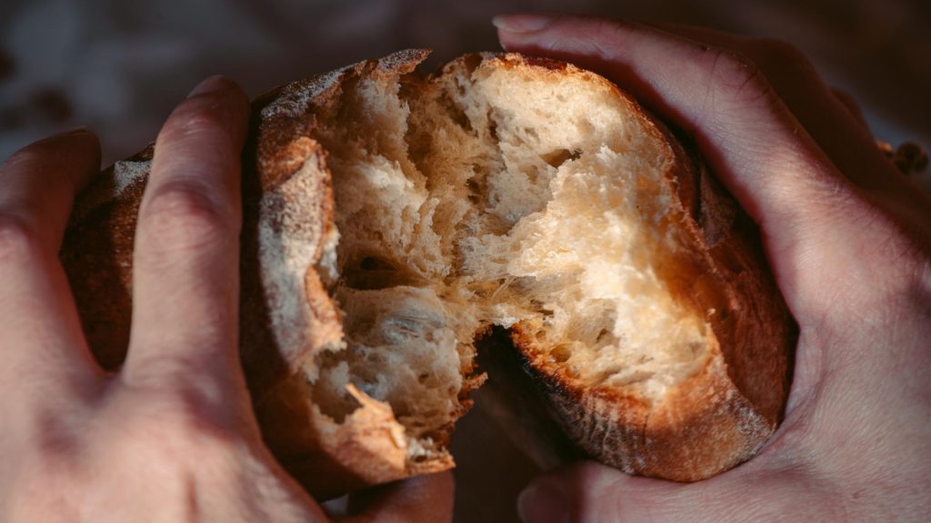 frau hände brot lecker gebäck backen