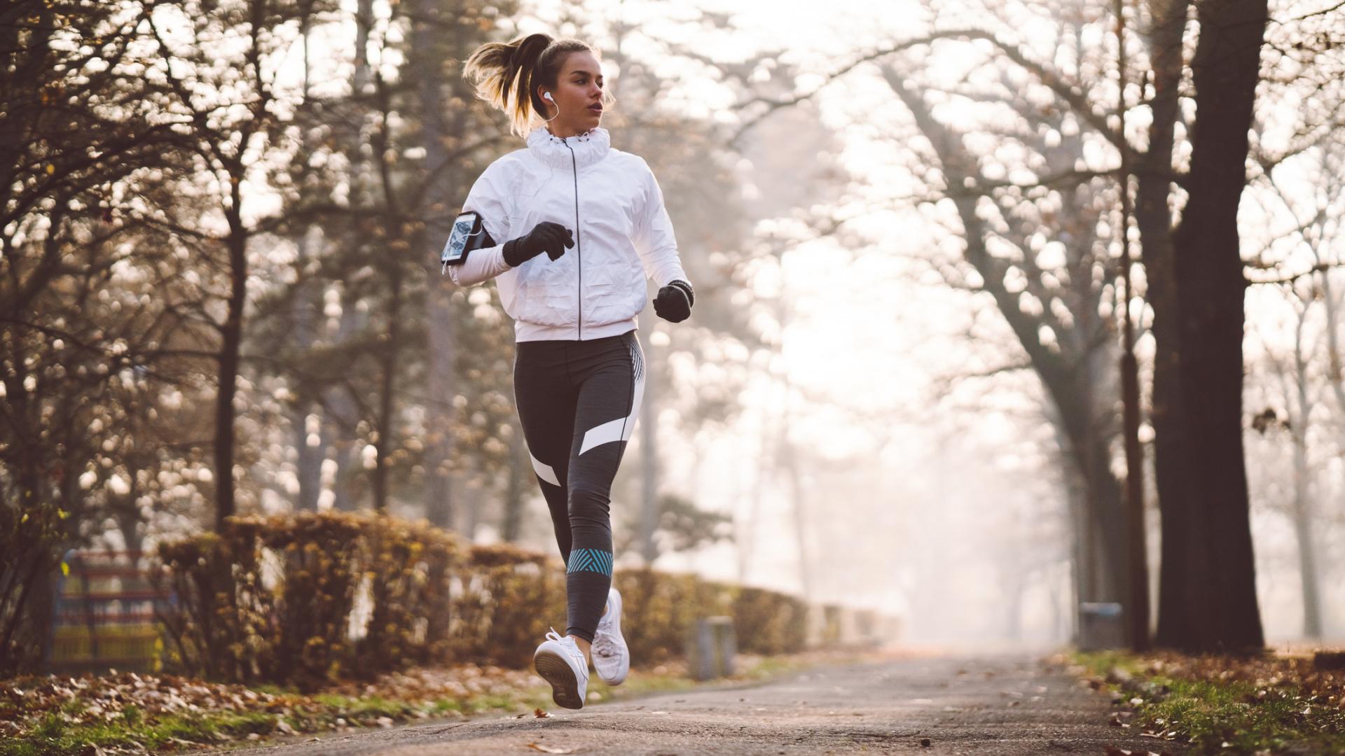 frau joggen sport kälte fitness fitnessarband laufen musik hören