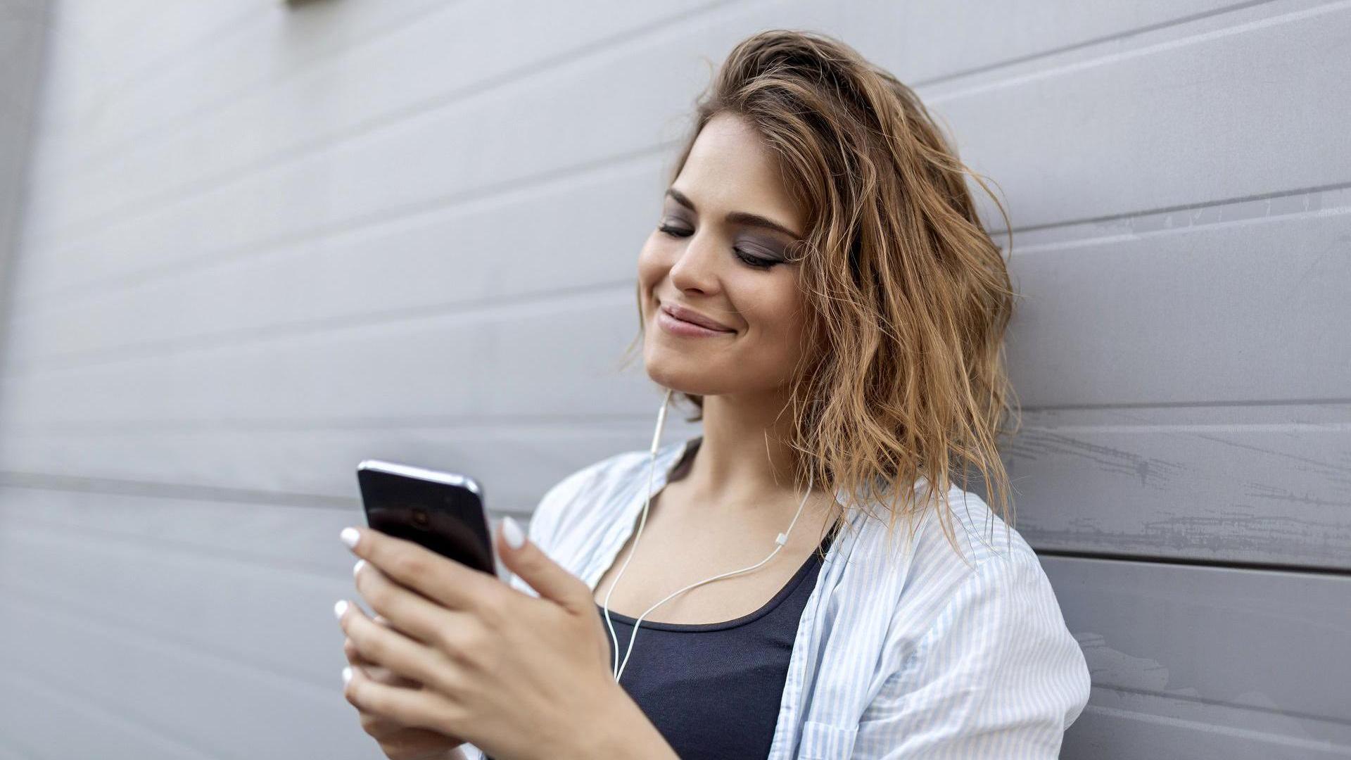 Frau facetimed mit ihrer Fernbeziehung