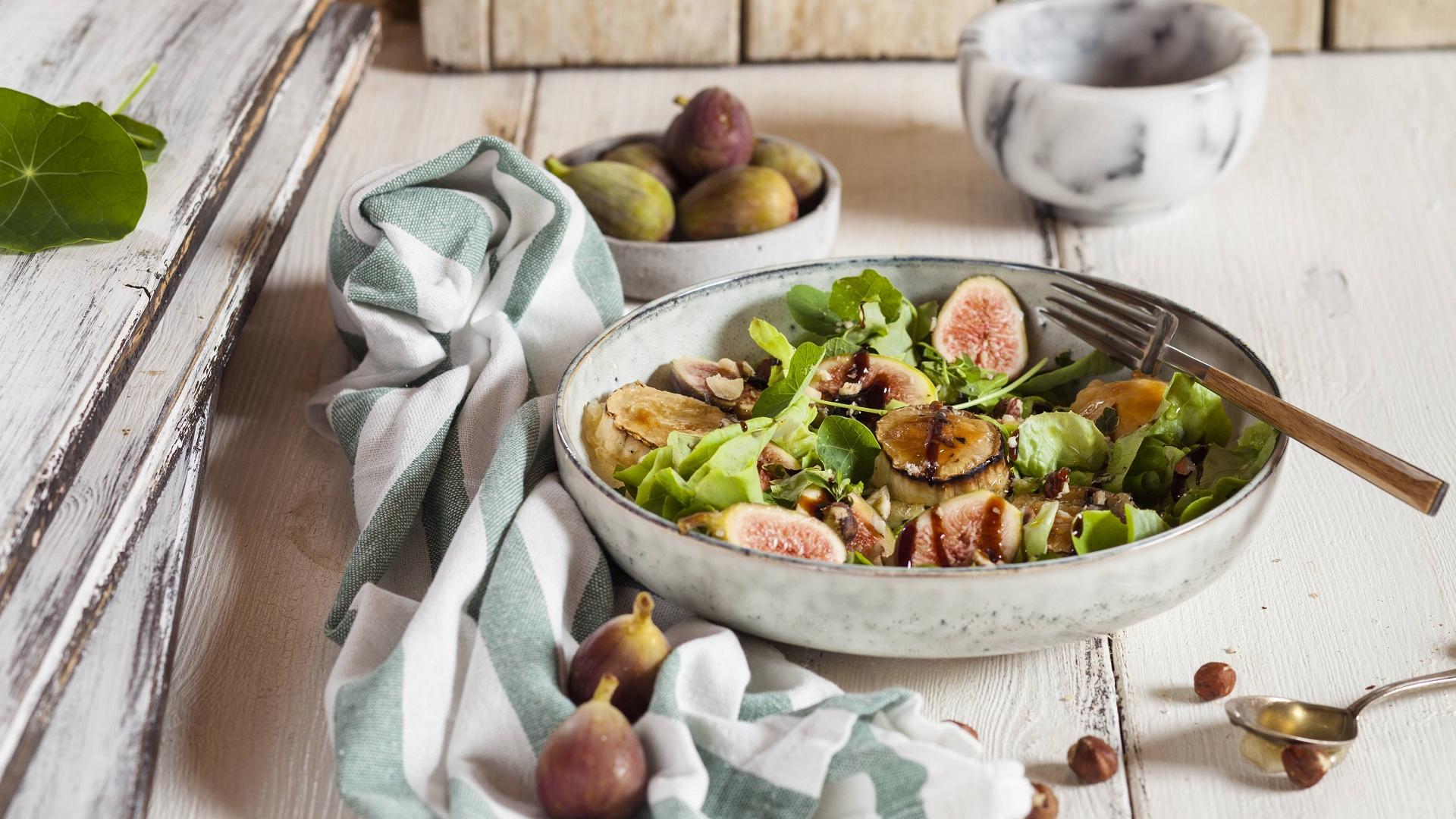 Schüssel Feigensalat auf einem gedeckten Tisch.