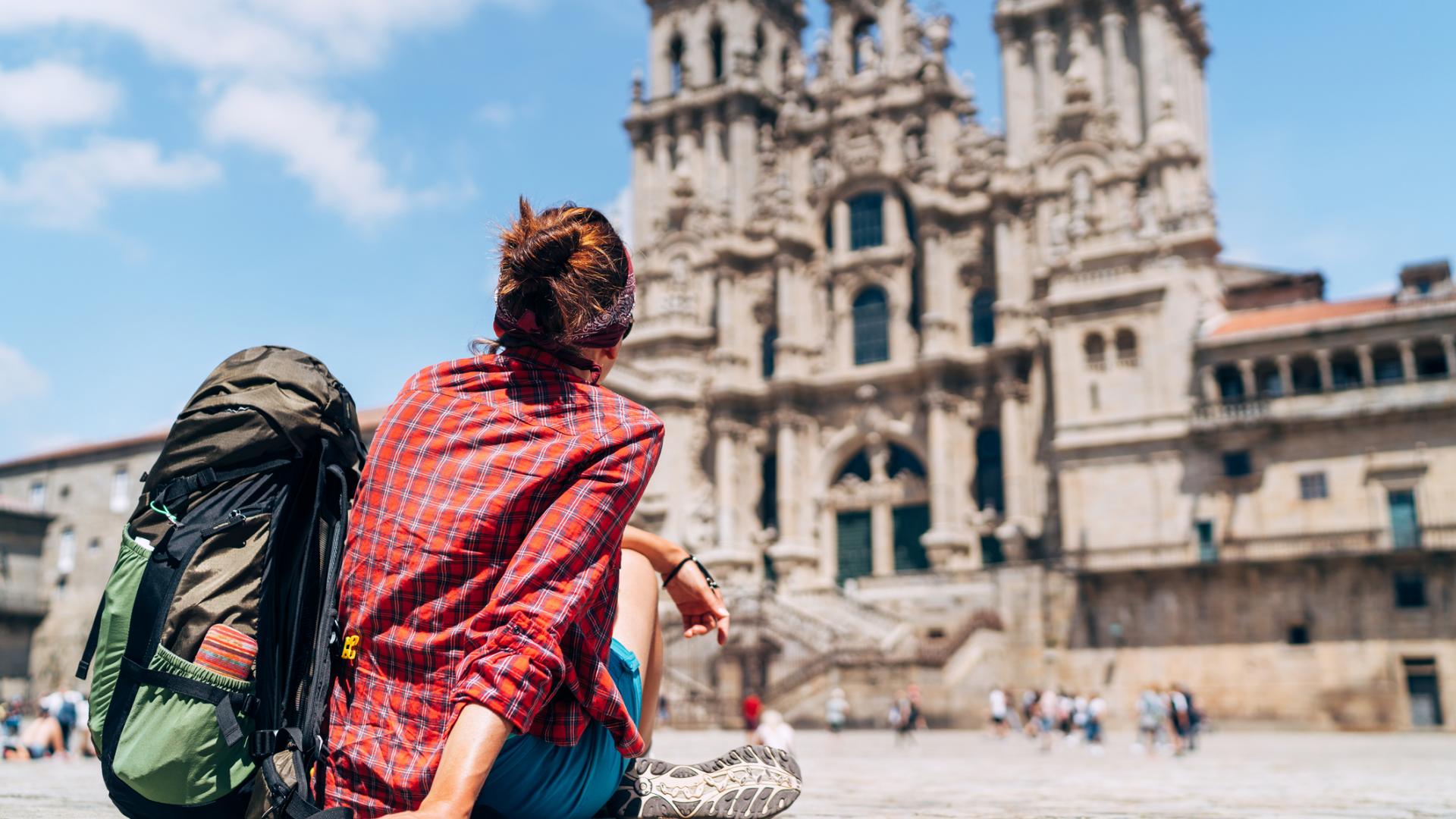 Rucksack und Frau in Santiago, Jakobsweg