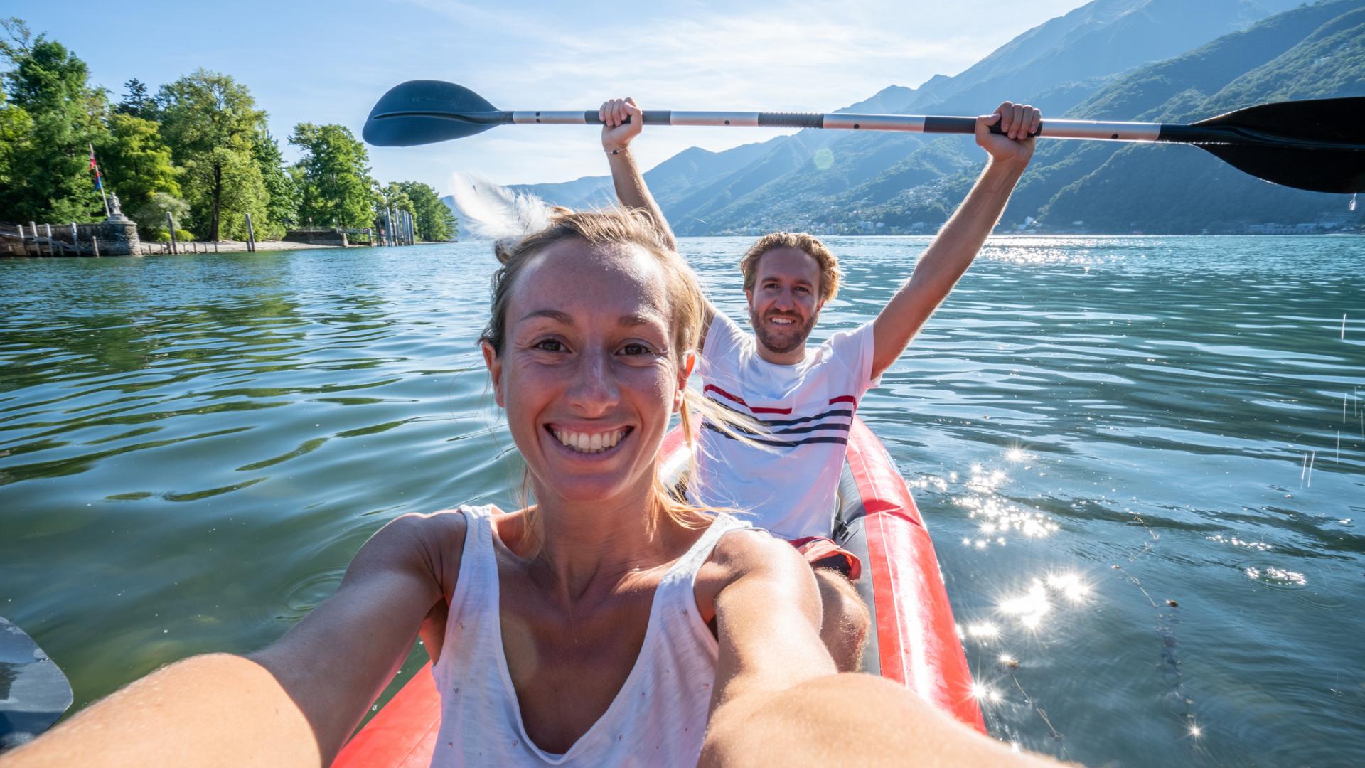 Bergsee Kanu Paddeln Natur Paar Urlaub