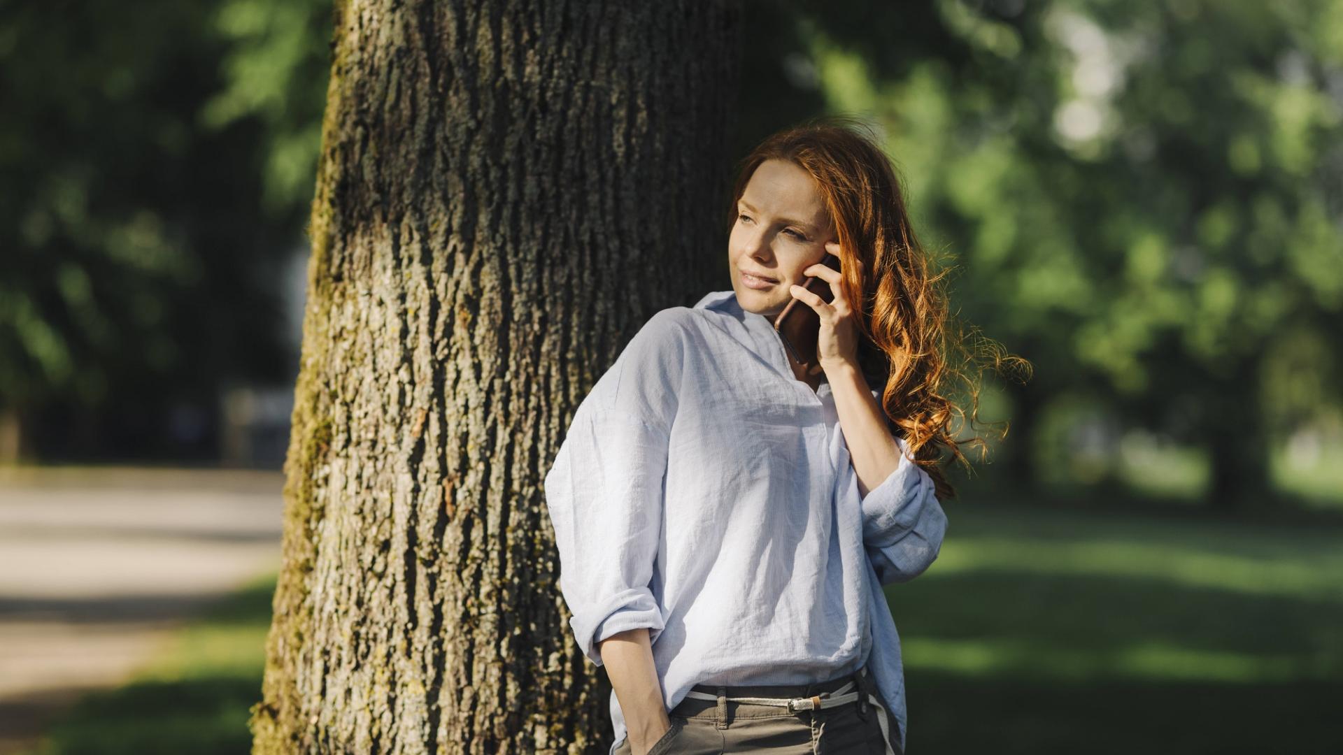 Frau Telefon Wald