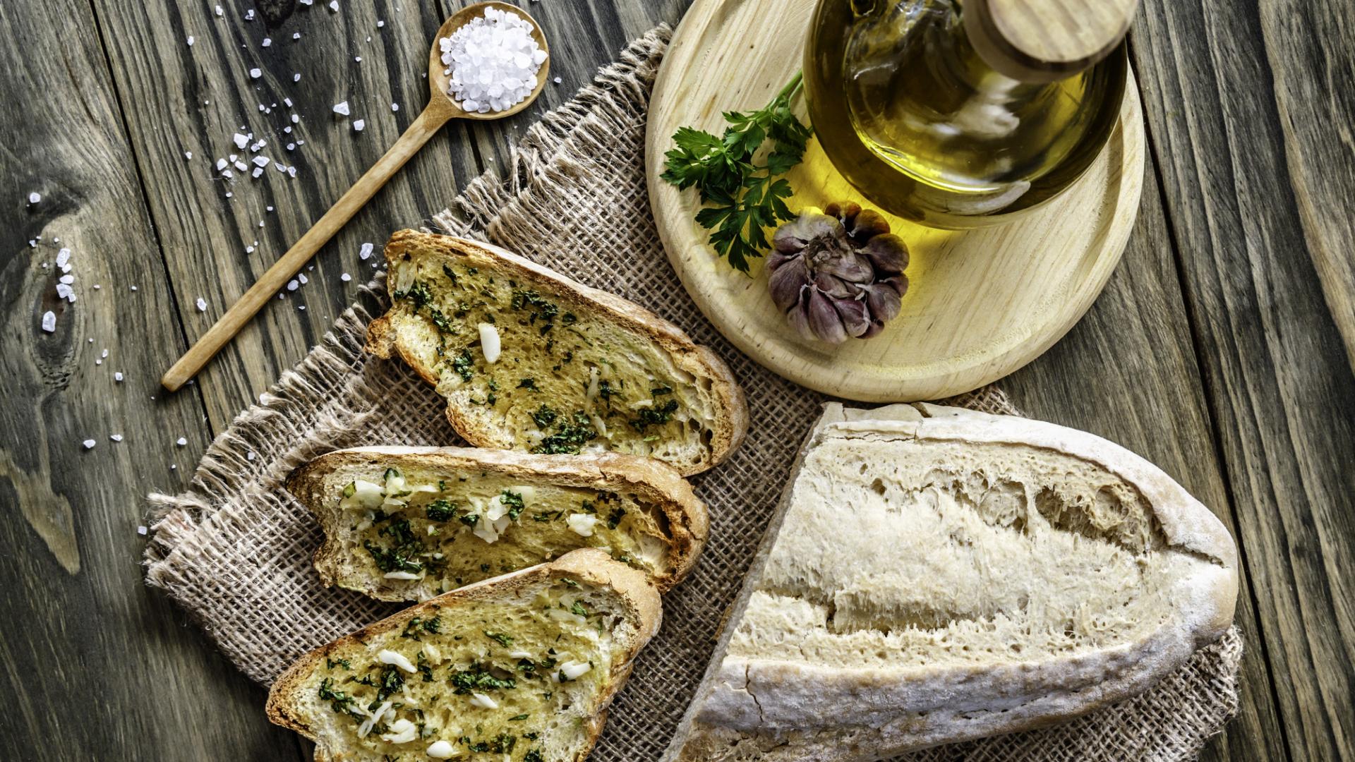 Knoblauchbrot essen lecker öl salz