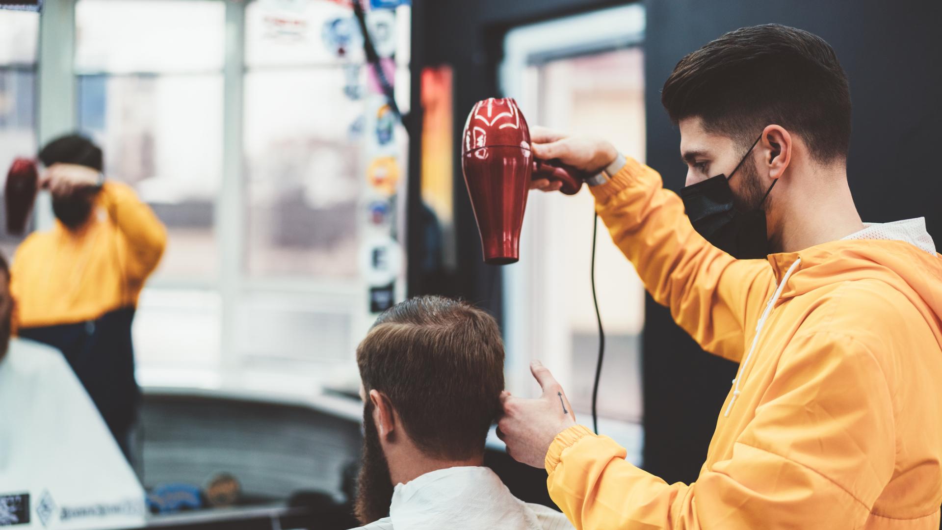 Friseur mit Maske