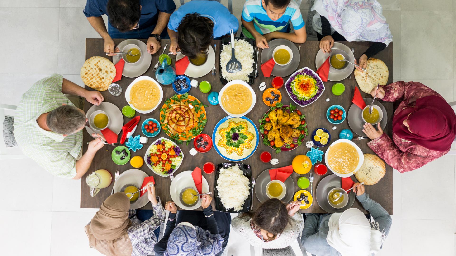 Familie beim gemeinsamen Essen