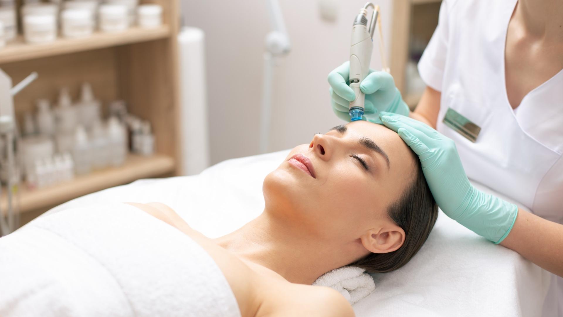 Die Dermabrasion ist eine gute Methode, um Pickelmale zu entfernen.