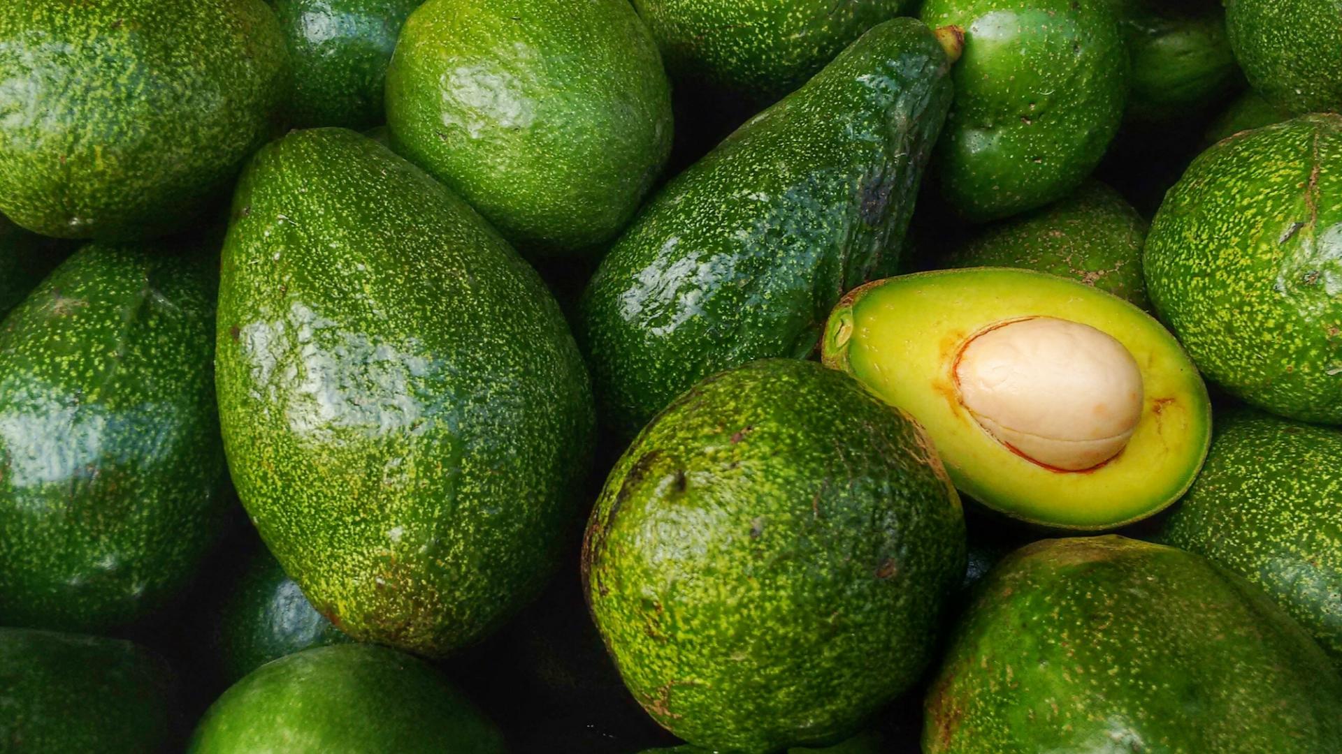 Avocado reifen lassen mit Gemüse